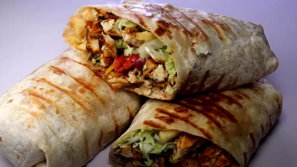 După mesele bogate de Sărbători, românii consideră shaorma o variantă mai „ușoară” în a doua zi a anului