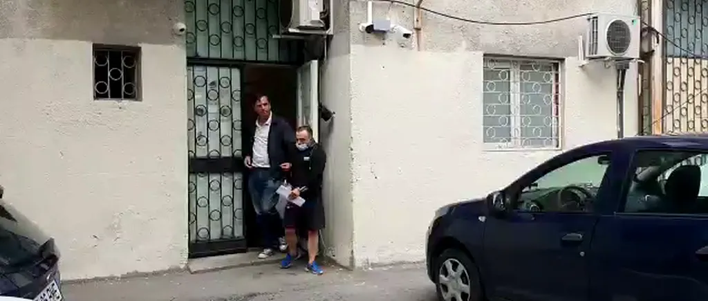 Doi tineri au fost sechestrați și tâlhăriți de doi bărbați, în zona unui centru comercial din sectorul 4. Polițiștii i-au reținut pe suspecți (VIDEO)