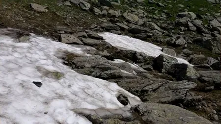 În plină CANICULĂ, există un loc în România unde sunt doar 16 grade Celsius și se găsește chiar și zăpadă