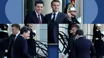 Nicio deplasare fără gafe. Nicușor Dan s-a învârtit pe loc în prezența președintelui Macron, derutat de locul în care trebuie să facă poza. În final, președintele francez i-a arătat calea corectă. Administrația prezidențială a tăiat momentul din filmare