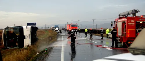 AUTOCAR RĂSTURNAT lângă TIMIȘOARA. Autovehiculul transporta muncitorii unei fabrici. Cinci persoane au fost rănite