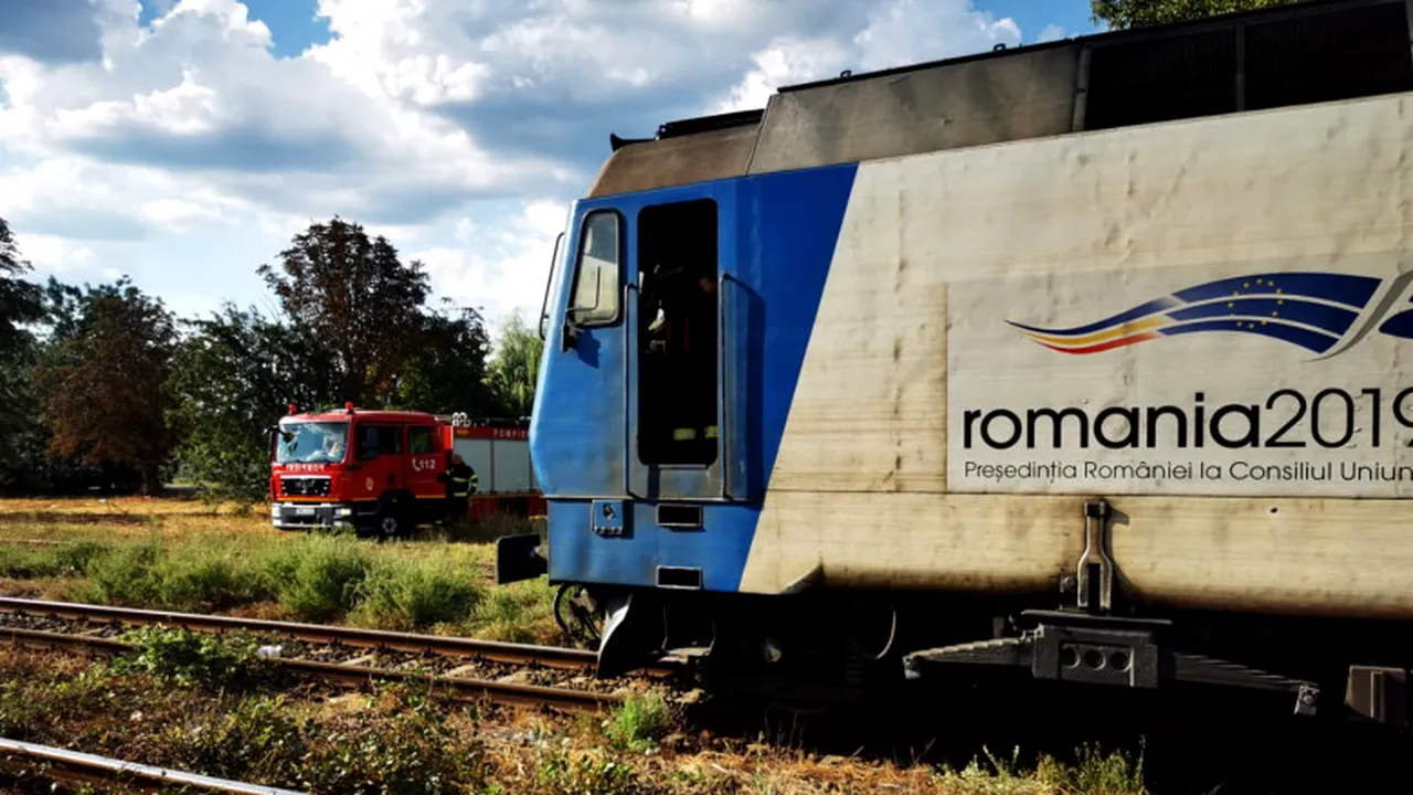 O locomotivă de tren a luat foc în gara din Titu