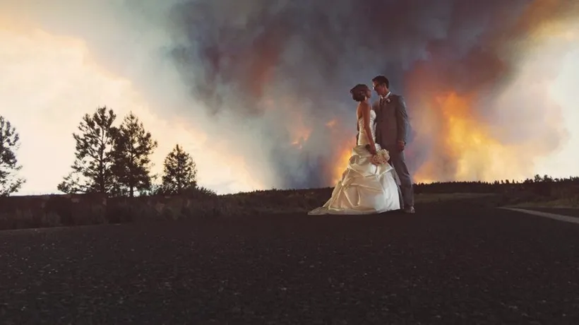 Fotografii spectaculoase de nuntă, surprinse în apropierea unui incendiu de pădure