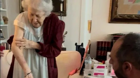 Cum a salvat o badantă viața unei bătrâne din Italia. Dormitorul acesteia a fost invadat de mii de viespi