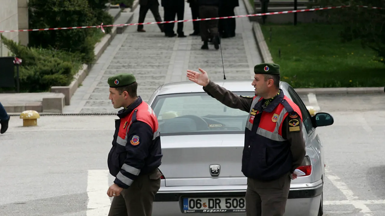 Doisprezece fani, arestați după incidentele de la meciul Lyon-Beșiktaș. Șapte persoane au fost rănite