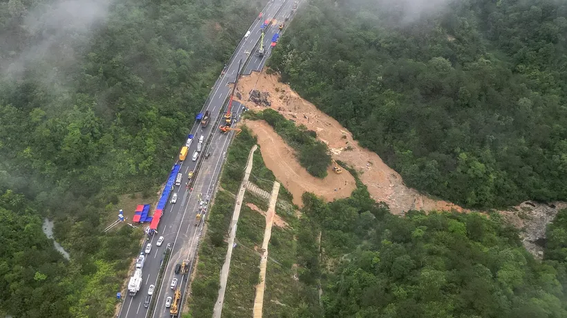 O autostradă s-a PRĂBUȘIT în China. Cel puțin 36 de oameni au murit