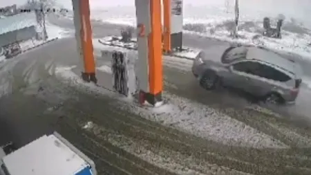 VIDEO | O șoferiță a fost la un pas de TRAGEDIE după ce a „zburat” printr-o stație PECO din cauza derapajului pe gheață