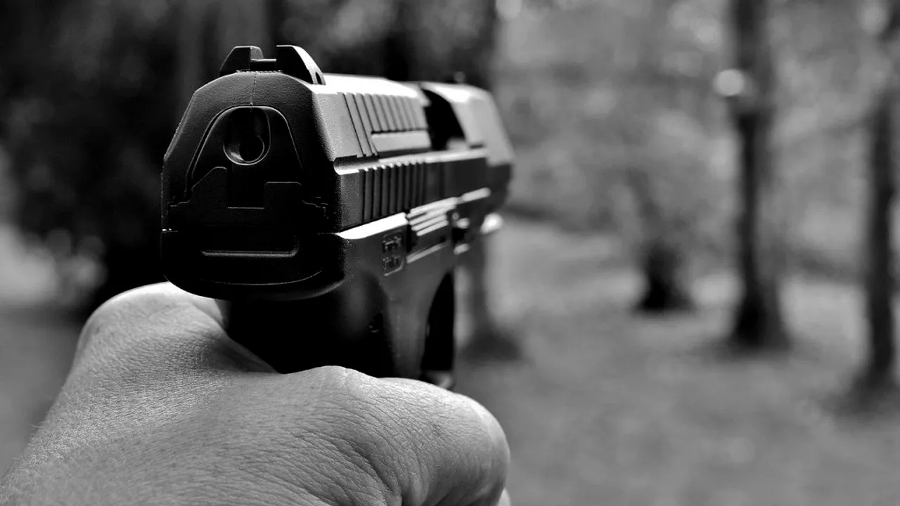 Atac șocant în Tulcea. Un adolescent de 15 ani a tras cu un PISTOL dintr-o mașină aflată în mers asupra unui bărbat care se plimba liniștit pe trotuar