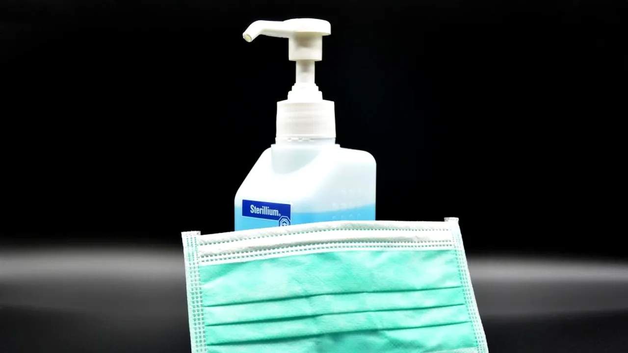 Lege promulgată: Guvernul, obligat să acorde câte 30 de măști de protecție unei categorii de persoane