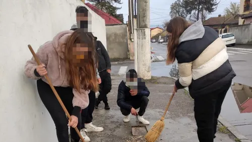 Tineri din Constanța, puși să măture trotuarul după ce au spart semințe și au aruncat cojile pe jos
