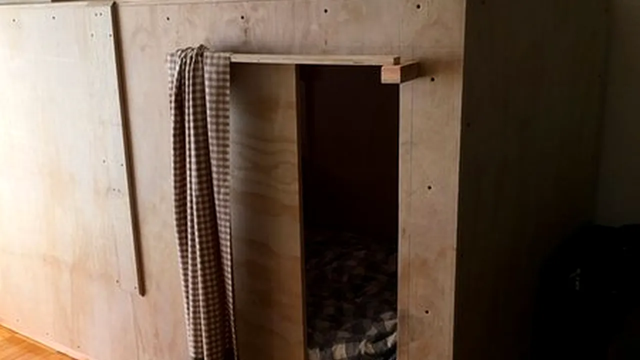 Orașul unde chiria e atât de mare, încât un bărbat care trăiește într-o cutie plătește 400 de dolari pe lună