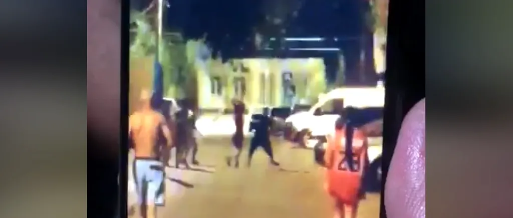 Bătaie cu bâte în Rahova! Un bărbat a agresat o femeie și a fost bătut crunt de martori - VIDEO