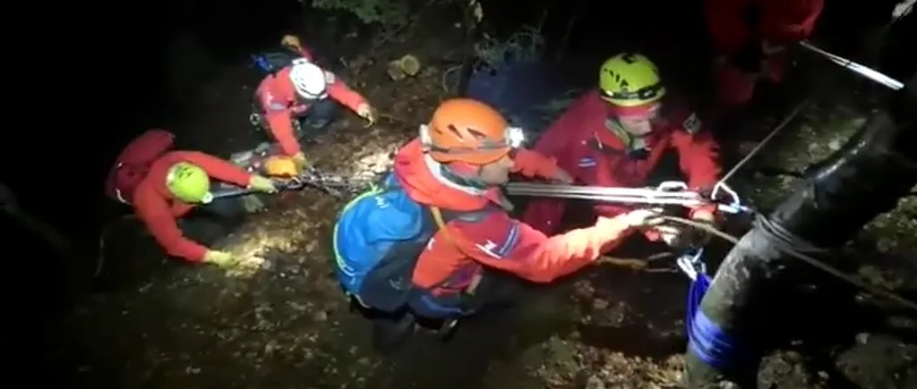 VIDEO | O echipă de 18 salvatori montani, intervenție pentru salvarea unui tânăr, căzut pe Valea Caraimanului. În ce stare a fost găsit