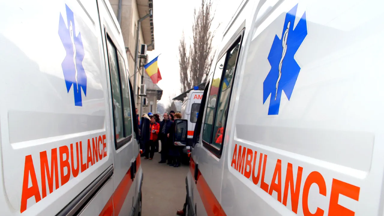 Bărbat la spital după ce a fost lovit de o ambulanță, pe DN 7