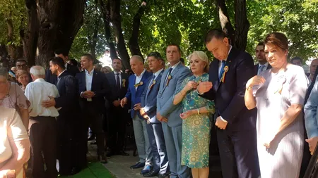 Viorica Dăncilă participă la sărbătoarea Sfântului Ierarh Nifon, de la Târgoviște. Premierul, însoțită de Rovana Plumb și Mihai Fifor - VIDEO