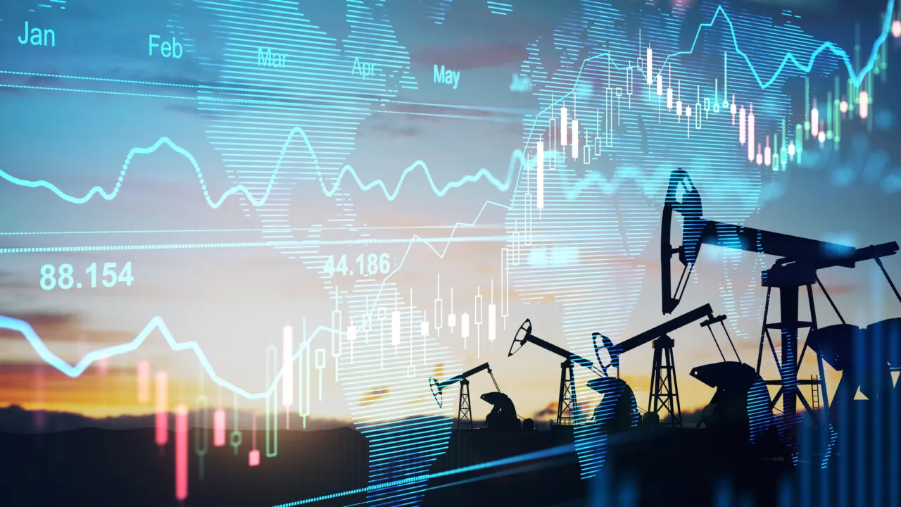 Prețul petrolului a SCĂZUT luni, după ce, săptămâna trecută, ajunsese la cel mai ridicat nivel din octombrie. Care este motivul acestor fluctuații