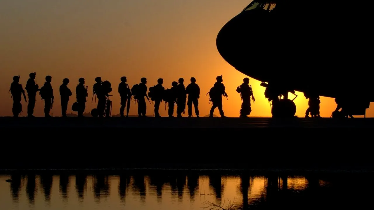 Un militar SUA a murit, iar opt sunt dispăruţi în urma unui accident produs în largul Californiei