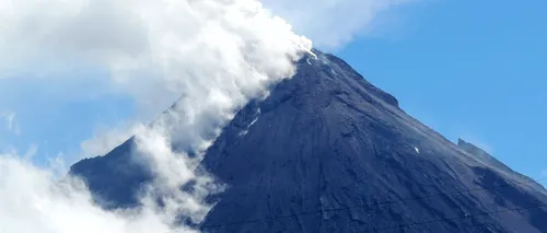 Mii de persoane și-au părăsit locuințele din cauza erupției vulcanului indonezian Sinabung
