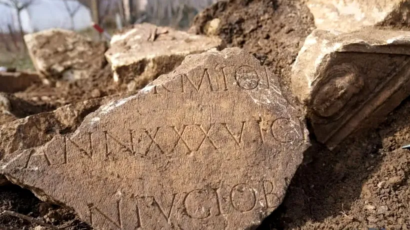Sarcofag roman rar, vechi de 1700 de ani, DISTRUS cu excavatorul în cimitirul din Alba Iulia: „Este excavatorist. Dă de pietre, le scoate!”
