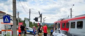 Accident feroviar în județul Dâmbovița. Un autoturism, în care se aflau două persoane, a fost IZBIT în plin de un tren de călători