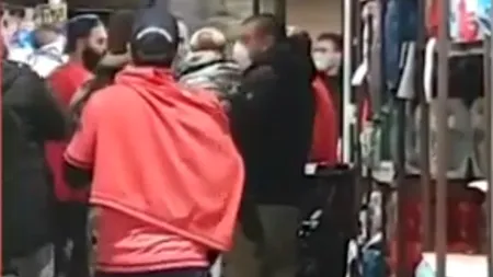 BĂTAIE CA-N FILME | Măștile medicale, mai ceva ca pâinea caldă! Au uitat de toate regulile de siguranță în timpul pandemiei de coronavirus și s-au luat la pumni - VIDEO