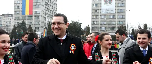 Iohannis și Ponta s-au prins în Hora Unirii, la Iași. Împreună, la masa Mitropolitului