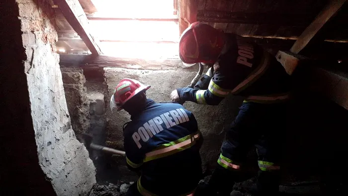FOTO. Incendiu la o școală din județul Arad: Aproximativ 50 de profesori și elevi au fost evacuați / Sursa foto: ISU Arad