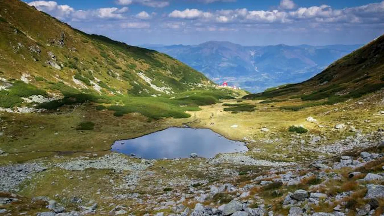 Locul unde se află un lac ce are forma de HARTĂ a României / Se numără printre destinațiile perfecte pentru vacanța de Paște