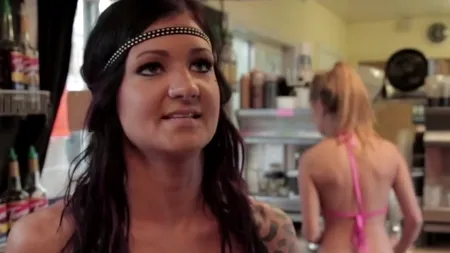 Toți bărbații vor să cumpere cafea de la acest bar. Cum îi întâmpină chelnerițele
