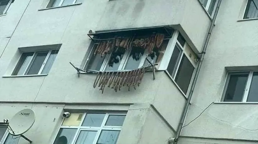 Decorațiuni neaoșe pentru un balcon din Gorj. Cârnați și slănină în loc de beteală și globuri: „Leagănul civilizației moderne