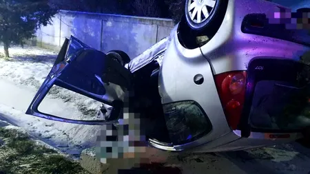 O femeie a murit, după ce mașina condusă de fiica sa a lovit un cap de pod și s-a răsturnat