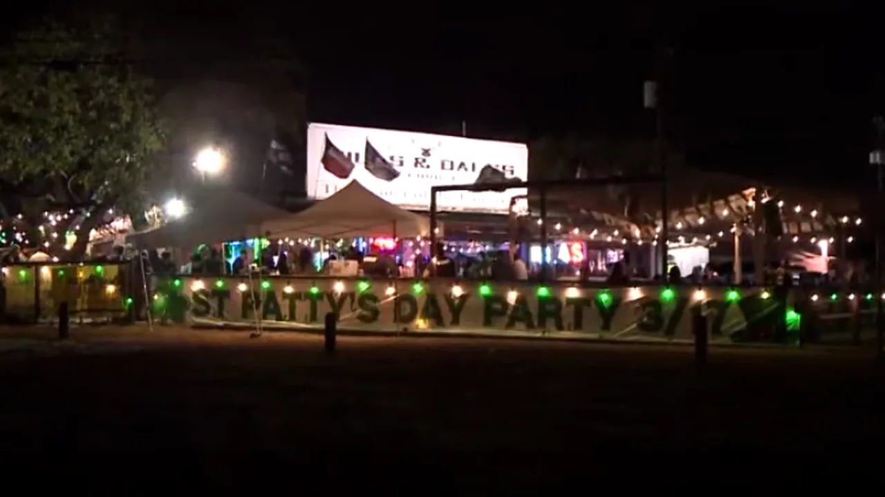 SĂRBĂTOARE ÎN PANDEMIE. Mii de britanici au petrecut până dimineaţa în baruri de St. Patrick