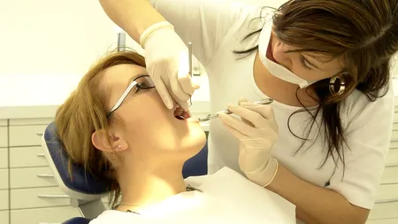 Tarifele SCĂZUTE duc la creșterea TURISMUL DENTAR de Sărbători. Care sunt cele mai CERUTE proceduri