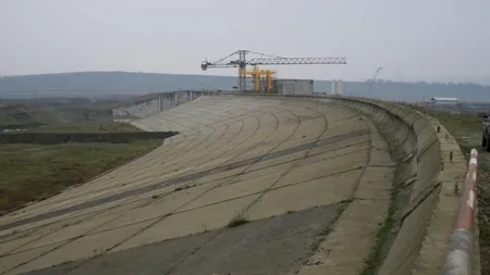 A fost semnat contractul pentru o investiție începută în 1985: Instalarea echipamentelor la Barajul Pașcani
