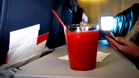 Motivul pentru care se servește suc de roșii în avion. De ce această băutură capătă tot mai multă popularitate în rândul pasagerilor