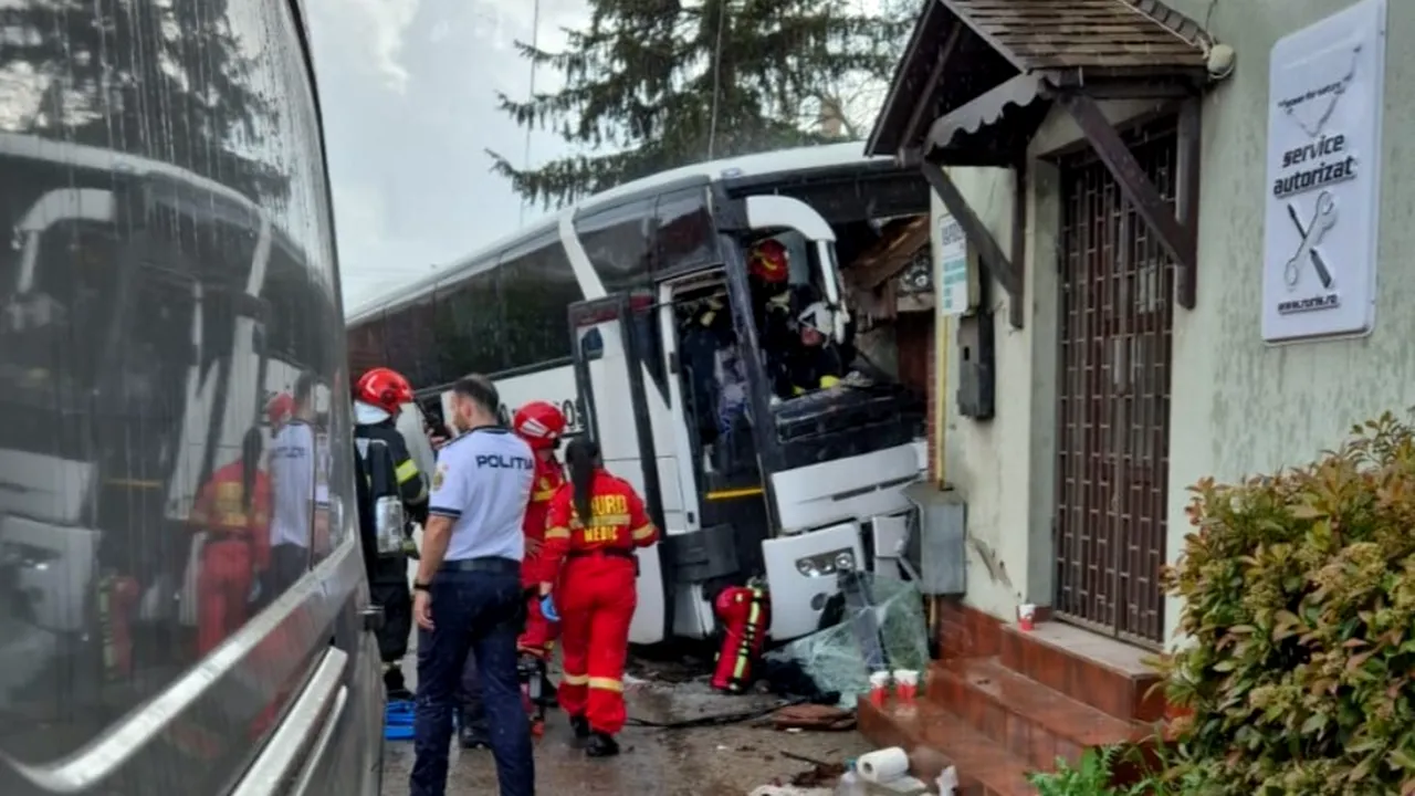 Șoferul unui autocar, cu 24 de pasageri la bord, a MURIT după ce a pierdut controlul volanului și a intrat într-o clădire din județul Bihor
