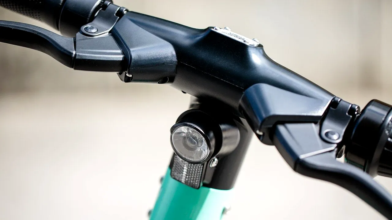 Pensionarii din Galați, tentați să fure trotinetele electrice de închiriat: „Îmi trebuie motorul la ceva...”