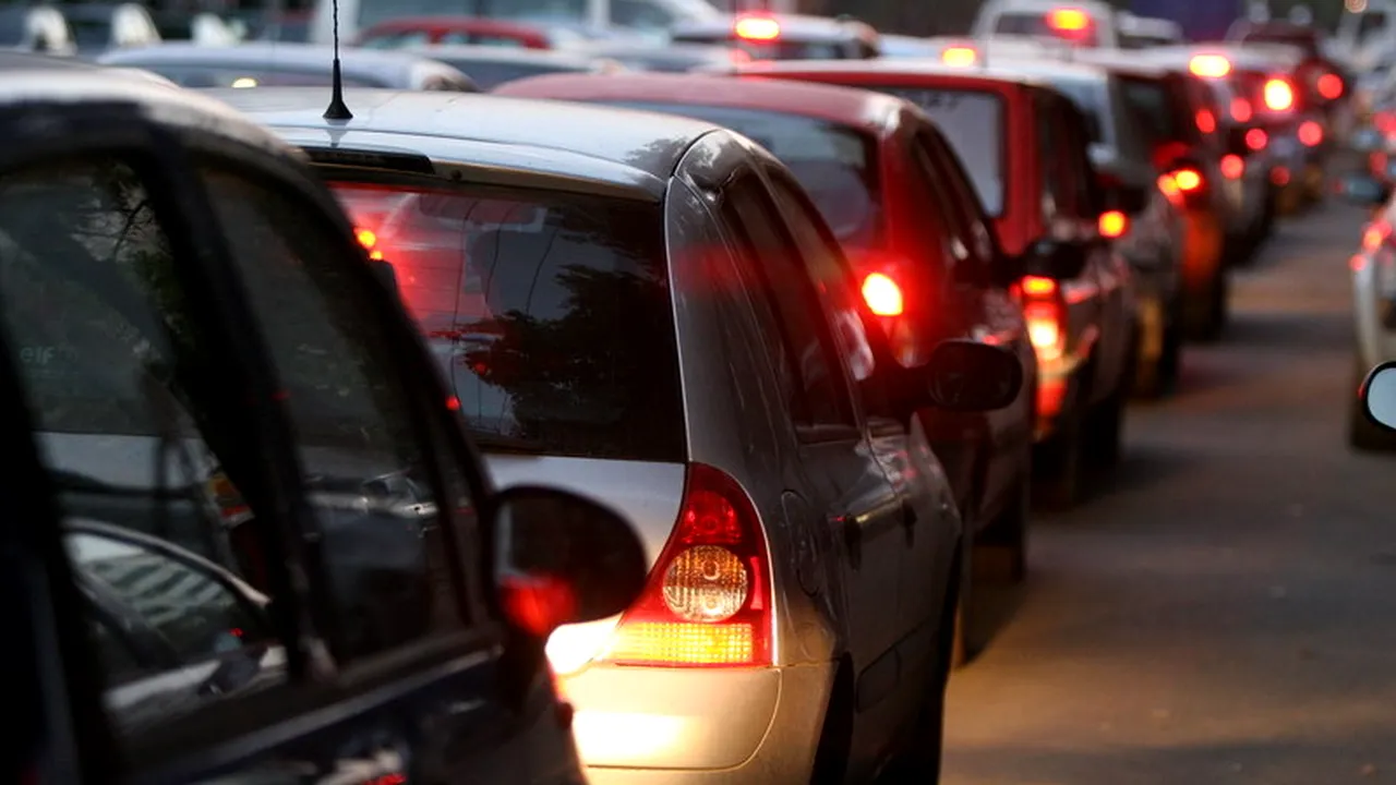 TRAFIC AGLOMERAT pe DN 1. Coloanele de mașini se întind pe o distanță de peste zece kilometri, pe Valea Prahovei
