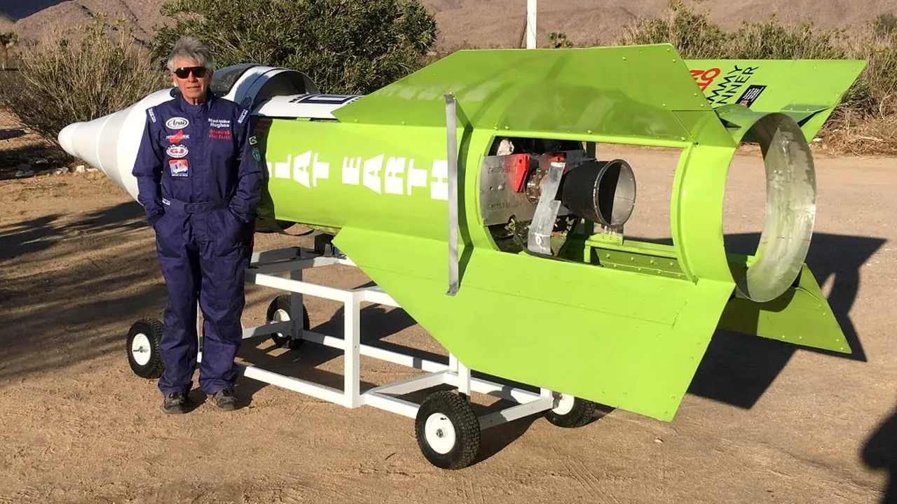 A murit într-un accident de rachetă, încercând să arate că pământul e plat. Mike Hughes era un adept înfocat al acestei teorii (VIDEO)