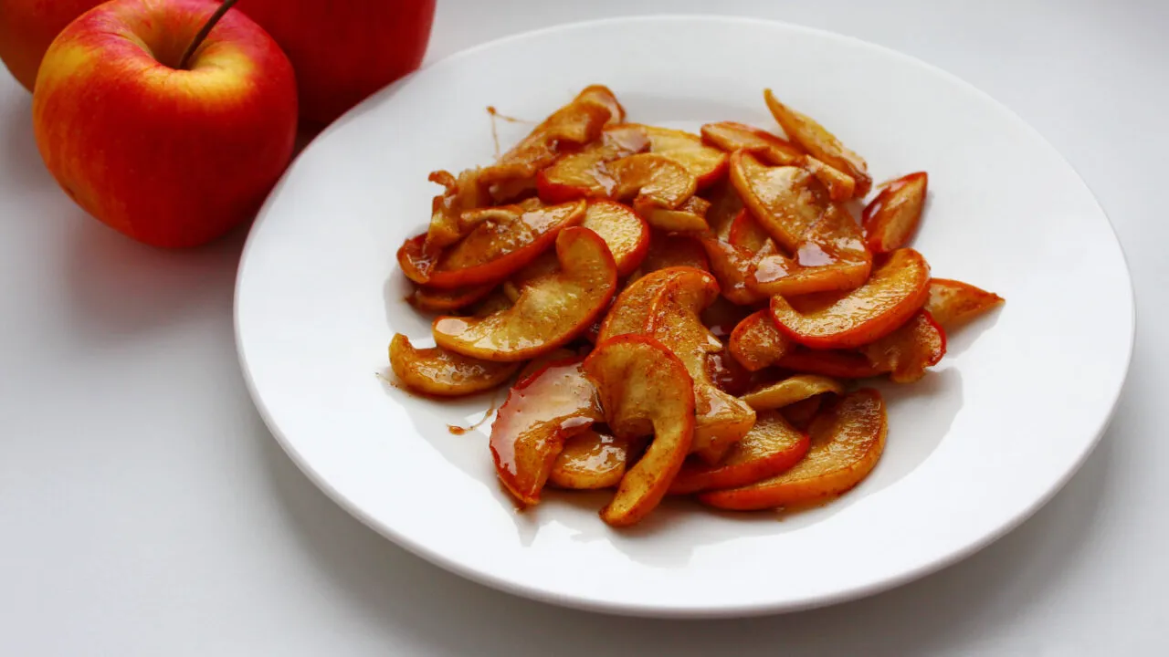 Rețetă de mere caramelizate la tigaie. Cum să pregătești un desert dulce în zilele răcoroase