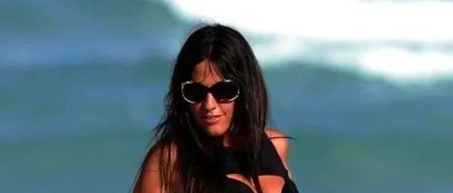 Ce costum de baie a purtat modelul italian Claudia Romano pe plaja din Miami. GALERIE FOTO