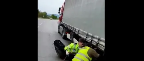 VIDEO | Un șofer de TIR a rămas blocat într-o intersecție din Hunedoara. Cum au reacționat trei polițiști când au observat