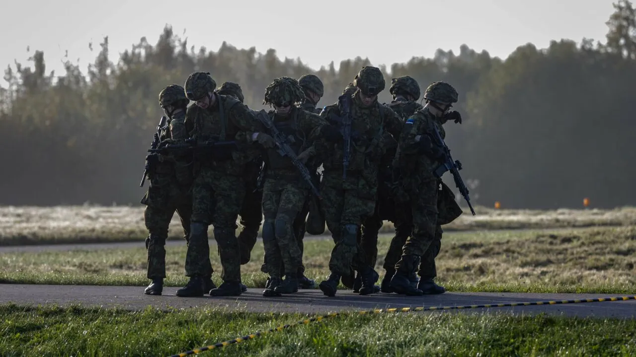 Estonia își mută trupele la doar 50 km de granița cu Rusia. De ce nu reușesc oficialii de la Tallinn să descurajeze un potențial conflict cu vecinul lor
