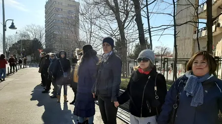 „Până când ne vor mai trata ca pe niște animale la turmă”. Lanț uman în fața Spitalului Județean Constanța, după decesul unei femei lăsate pe hol - FOTO