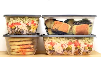 Ce a pățit o angajată româncă la job, după ce și-a adus mâncare la pachet.  „A deschis caserola, a luat pieptul și a pus-o înapoi în frigider”