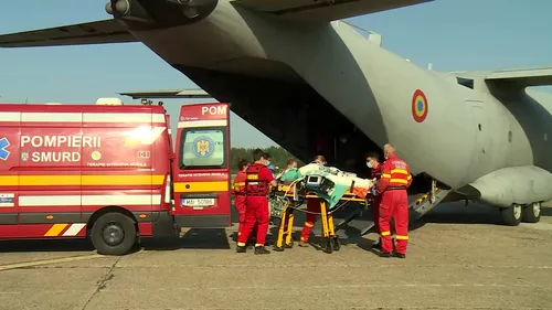 Doi pacienți bolnavi de COVID-19, în stare gravă, transferați din România în Danemarca cu o aeronavă militară