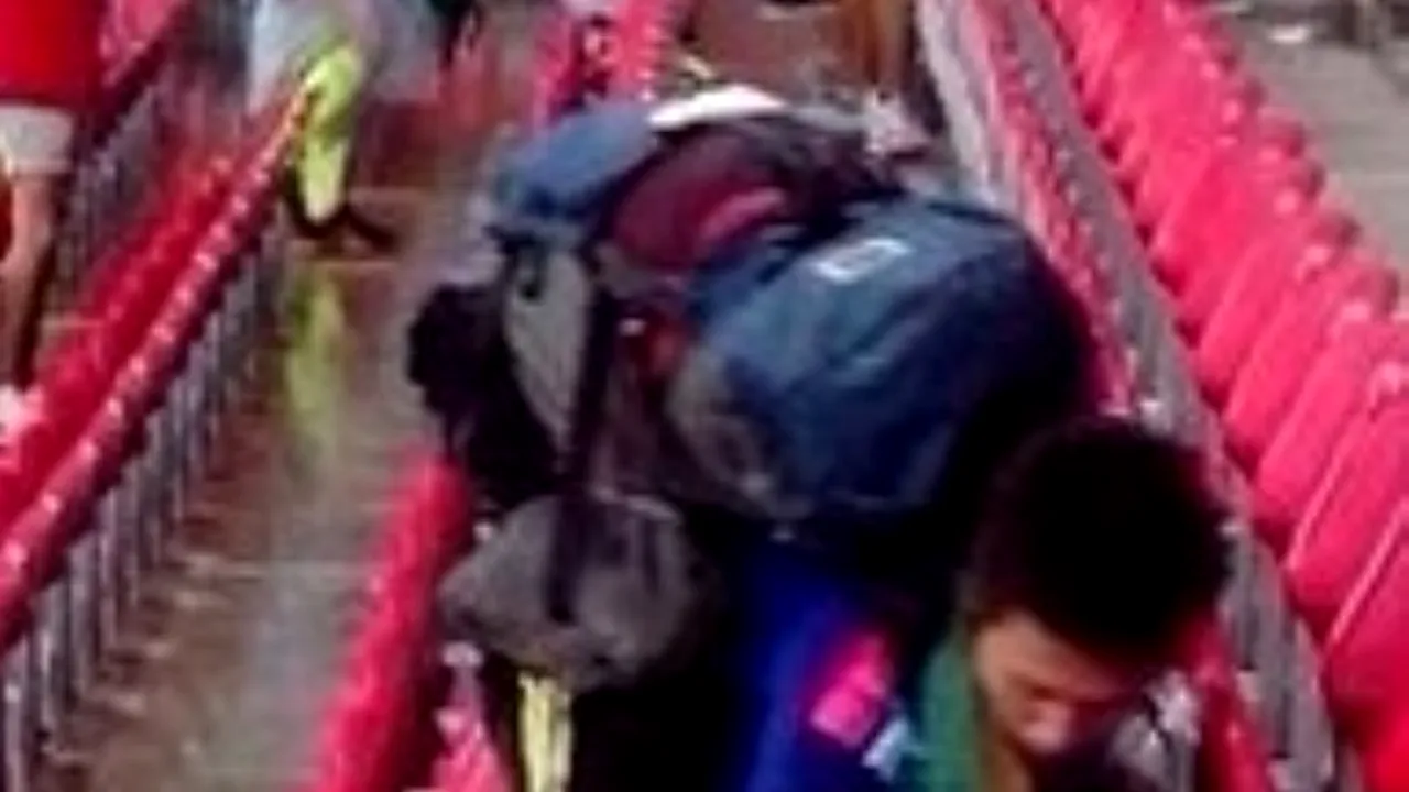 Ce face japonezul din imagine la CAMPIONATUL MONDIAL DE FOTBAL 2014. Este un adevărat exemplu pentru toți