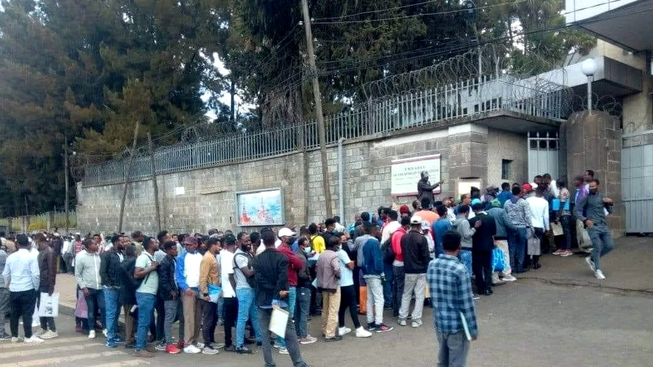 Sute de bărbați din Etiopia s-au adunat în fața Ambasadei Rusiei din capitala țării pentru a se înrola ca mercenari în Ucraina
