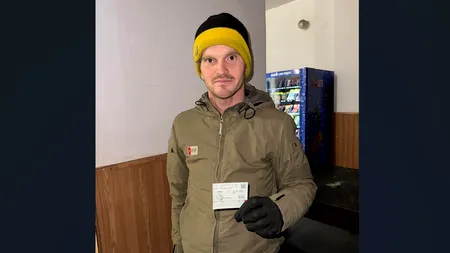 Povestea EMOȚIONANTĂ a lui Cristi. Hrănește câinii din gară, dar el nu are ce mânca: „Mie dacă mi-e foame, cer! Ei? Ce să facă..”