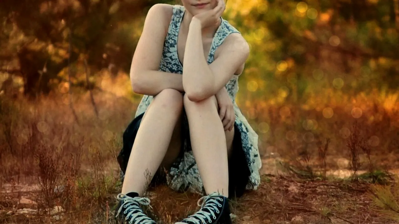 Adolescentă din Arad, ademenită într-o pădure de un băiat. Ce a urmat e TULBURĂTOR